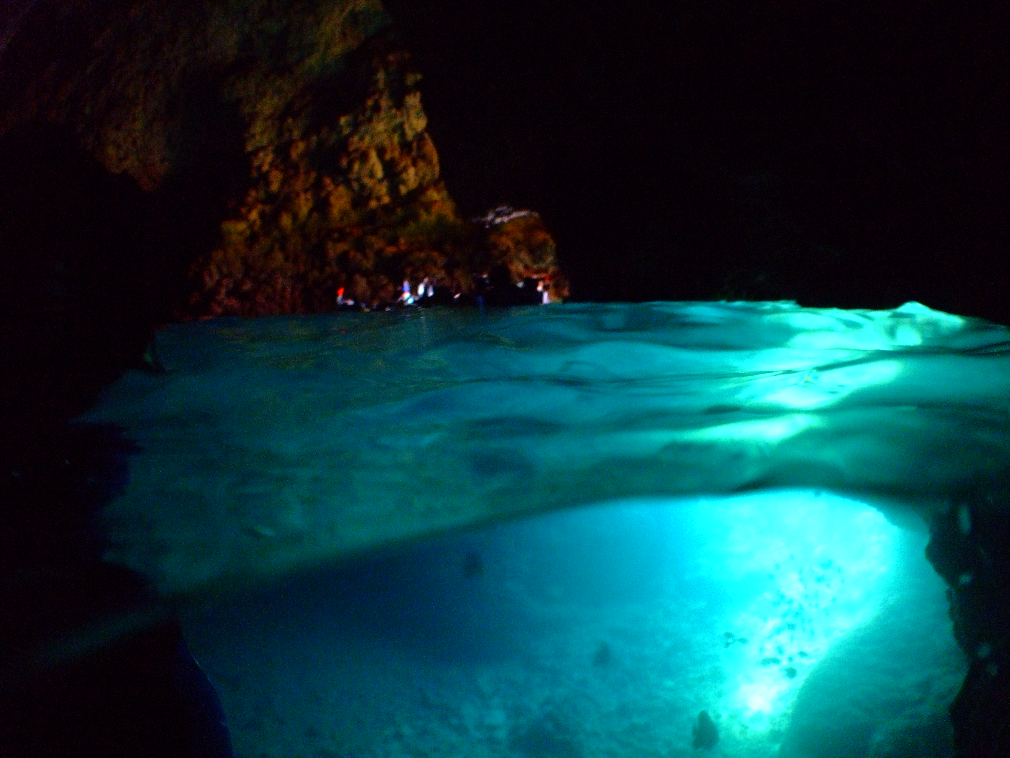 洞窟水面